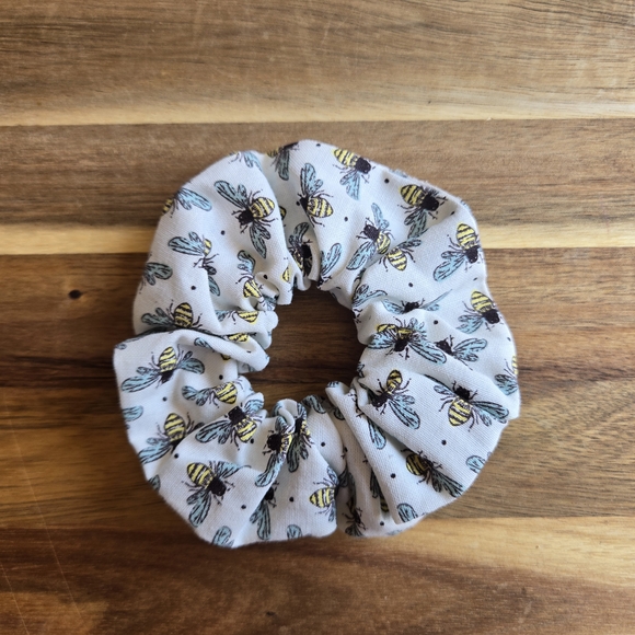 Bee Pattern Scrunchie Set - Picture 5 of 6